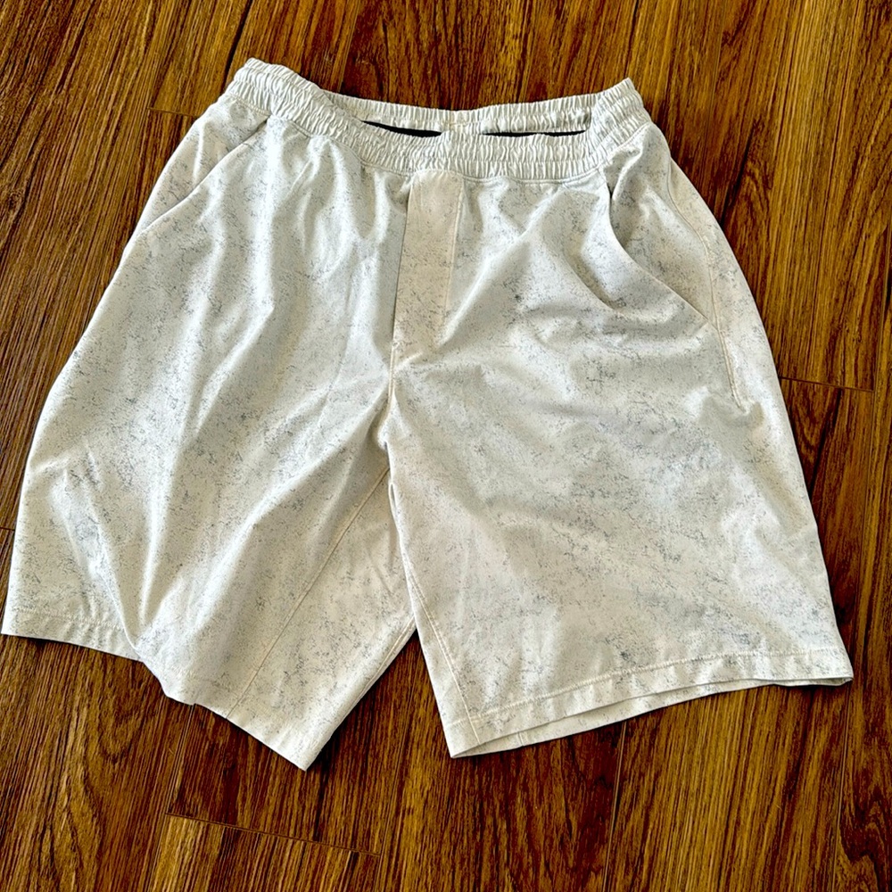 Lululemon Athletica Pace Breaker Medium White Opal Lunar 9” lined shorts